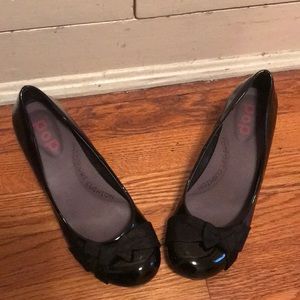 Pop patent leather dress heels w bow accent